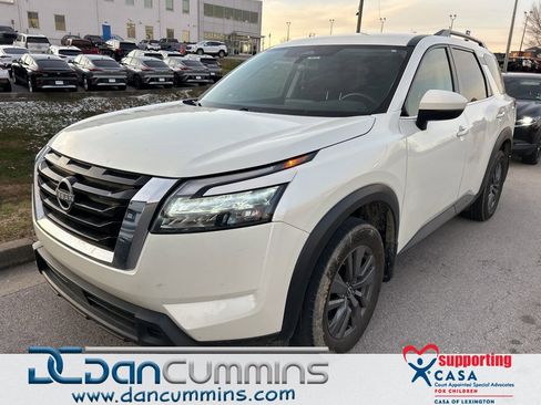 Used 2024 Nissan Pathfinder SV image 1