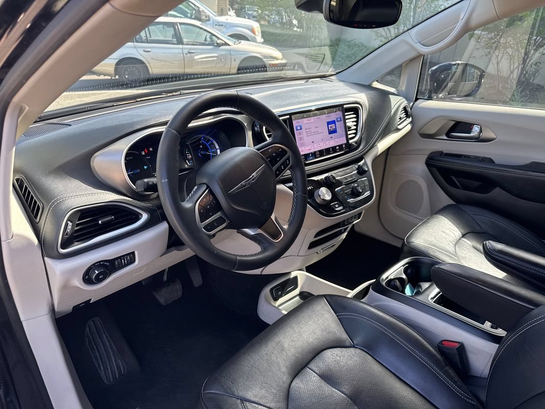 Used 2022 Chrysler Pacifica Touring-L w/ Uconnect Theater Family Group FWD image 30