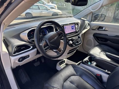 Used 2022 Chrysler Pacifica Touring-L w/ Uconnect Theater Family Group FWD image 30
