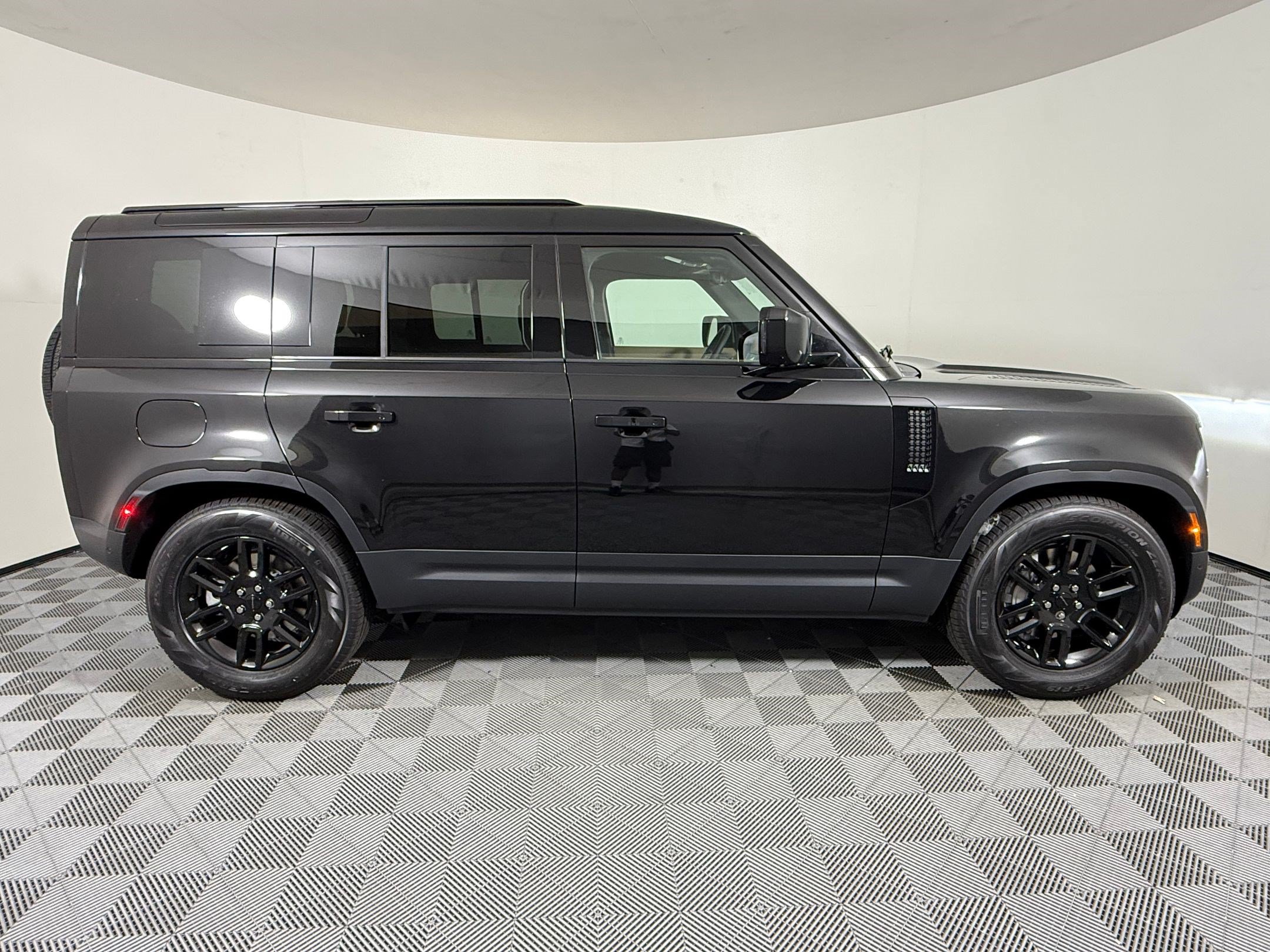 New 2026 Land Rover Defender 110 S AWD/4WD image 8