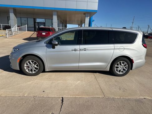 Used 2023 Chrysler Pacifica Touring-L image 29