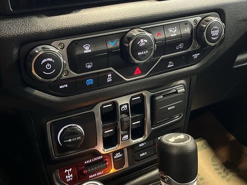 Used 2025 Jeep Wrangler Willys image 21