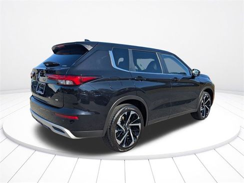 Used 2024 Mitsubishi Outlander SE image 3