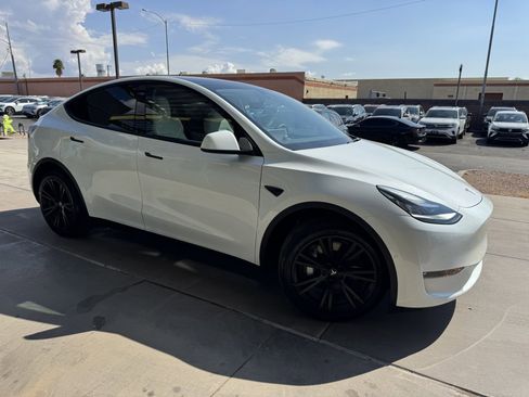 Used 2022 Tesla Model Y Long Range image 6