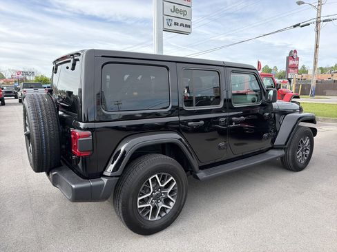Used 2026 Jeep Wrangler Unlimited Sahara AWD/4WD image 6