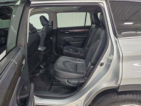 Used 2021 Toyota Highlander Limited image 3