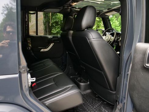 Used 2017 Jeep Wrangler Unlimited Sahara w/ Quick Order Package 23E Chief AWD/4WD image 30