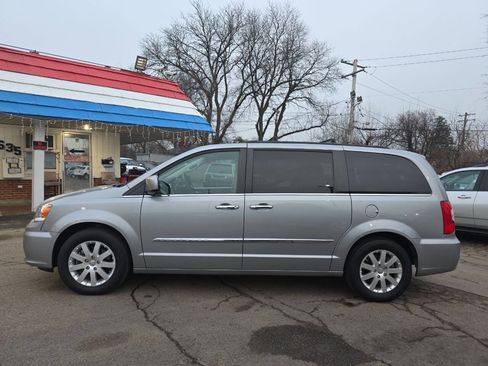 Used 2015 Chrysler Town & Country Touring w/ Driver Convenience Group image 3