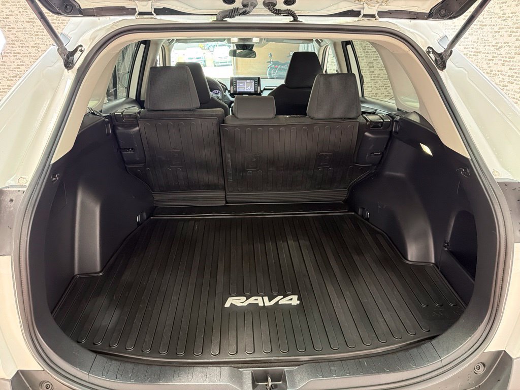 Used 2022 Toyota RAV4 LE AWD/4WD image 12