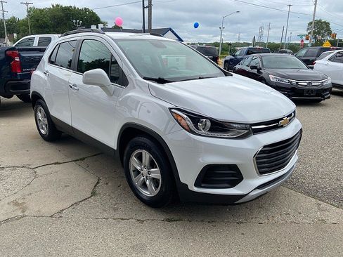 Used 2017 Chevrolet Trax LT w/ LT Convenience Package FWD image 6
