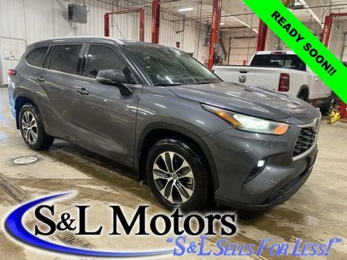 Used 2023 Toyota Highlander XLE image 1