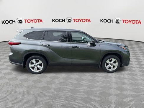 Used 2022 Toyota Highlander LE AWD/4WD image 9