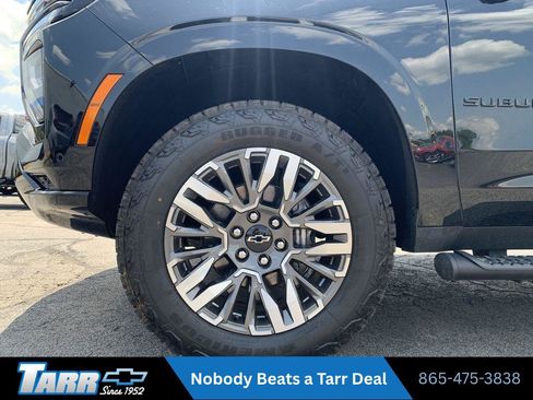 Used 2025 Chevrolet Suburban Z71 AWD/4WD image 2