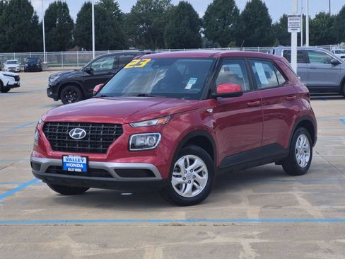 Used 2023 Hyundai Venue SE w/ Cargo Package FWD image 2
