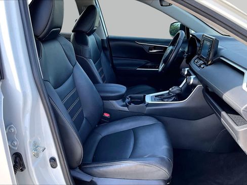Used 2021 Toyota RAV4 XLE Premium FWD image 9