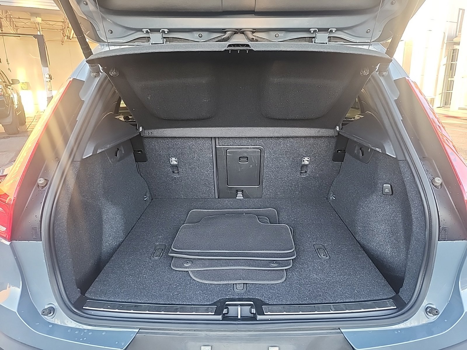 Used 2023 Volvo XC40 B5 Plus AWD/4WD image 9