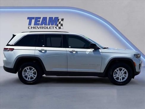 Used 2025 Jeep Grand Cherokee Laredo w/ Trailer Tow Package AWD/4WD image 4