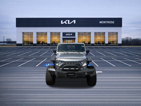 Used 2015 Jeep Wrangler Unlimited Sahara w/ Connectivity Group AWD/4WD image 2