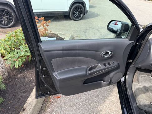 Used 2014 Nissan Versa SV FWD image 10