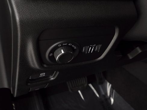 Certified 2022 Jeep Grand Cherokee Laredo w/ Luxury Tech Group I image 22