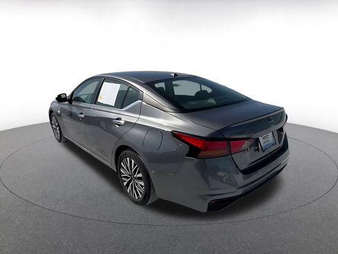 Used 2025 Nissan Altima 2.5 SV FWD image 10