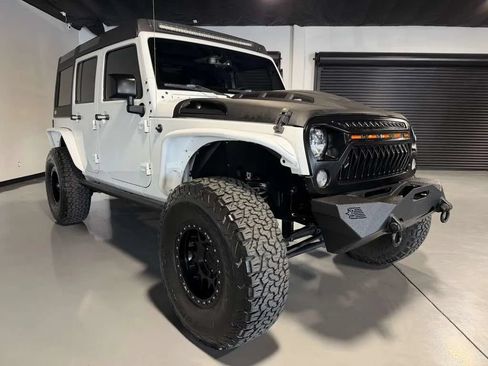 Used 2018 Jeep Wrangler Unlimited Rubicon w/ Connectivity Group AWD/4WD image 3