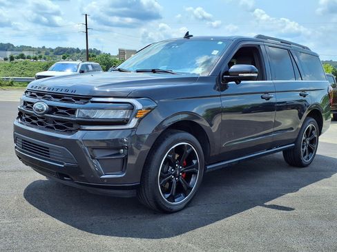 Used 2023 Ford Expedition Limited AWD/4WD image 2