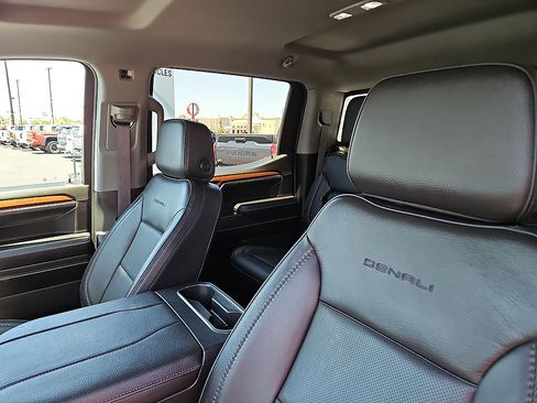 Used 2023 GMC Sierra 1500 Denali w/ Technology Package AWD/4WD image 11