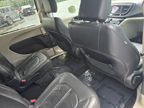 Used 2020 Chrysler Pacifica Touring-L FWD image 25