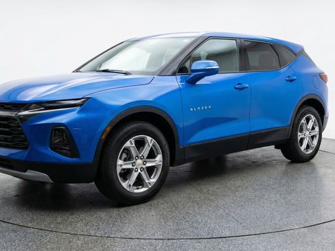 Used 2025 Chevrolet Blazer LT FWD image 3