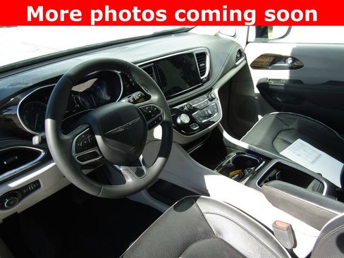Used 2023 Chrysler Pacifica Limited FWD image 12