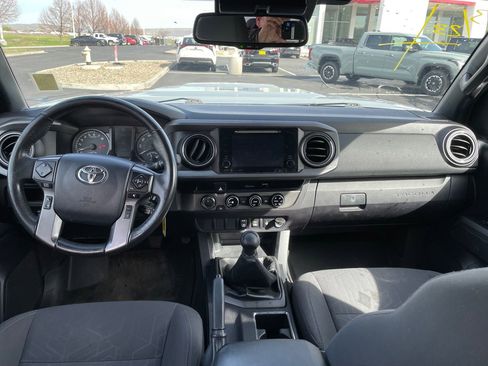 Used 2018 Toyota Tacoma TRD Sport image 13