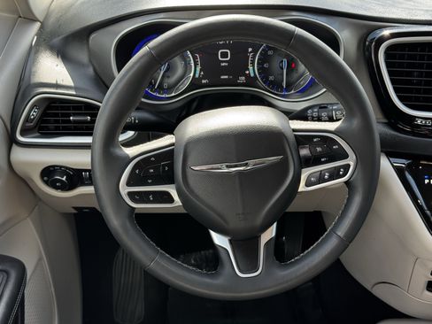 Used 2023 Chrysler Pacifica Touring-L FWD image 12