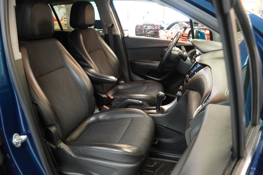 Used 2020 Chevrolet Trax LT w/ LT Convenience Package FWD image 32