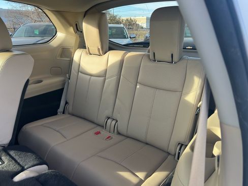 Used 2019 Nissan Pathfinder Platinum image 18