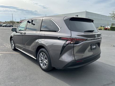 Used 2024 Toyota Sienna LE image 3