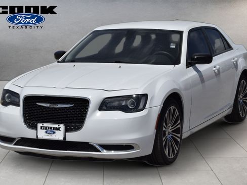 Used 2019 Chrysler 300 Touring w/ Sport Appearance Package RWD image 1