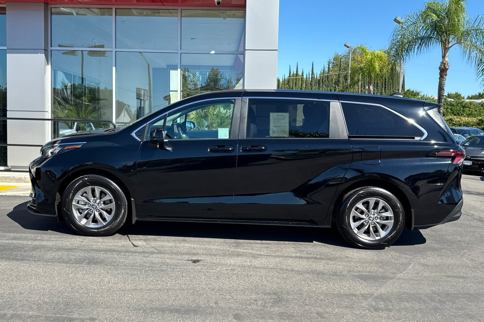 Certified 2026 Toyota Sienna LE FWD image 9