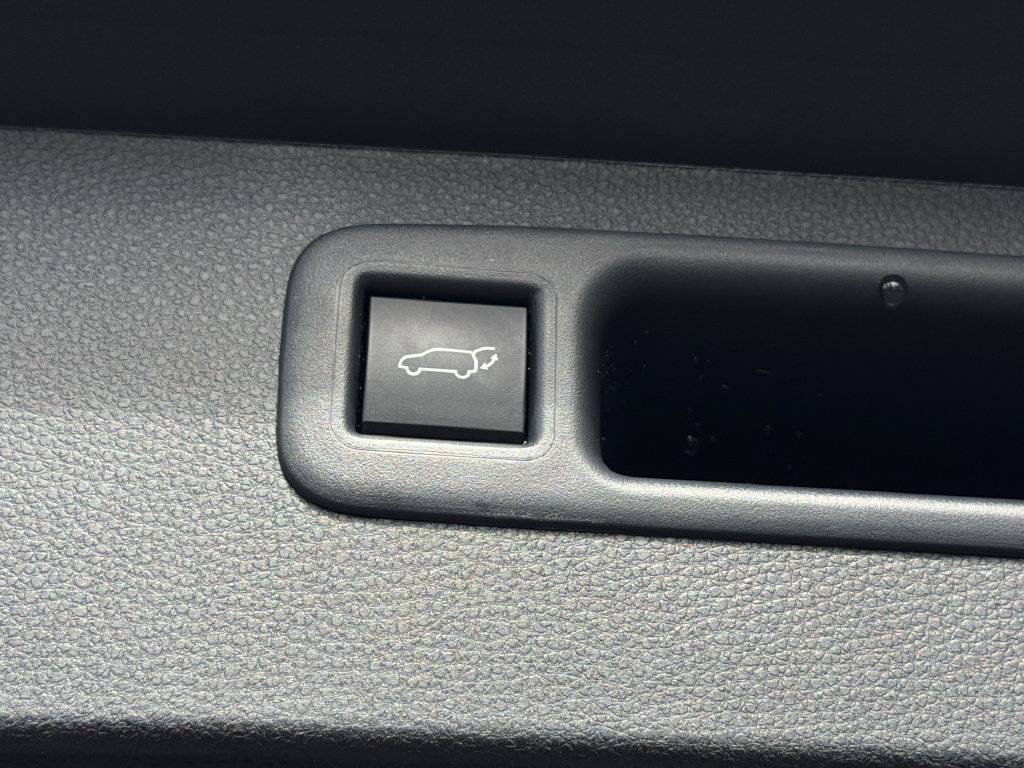 Used 2025 Toyota Highlander XLE AWD/4WD image 7