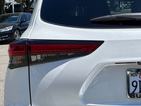Used 2022 Toyota Highlander XLE AWD/4WD image 50