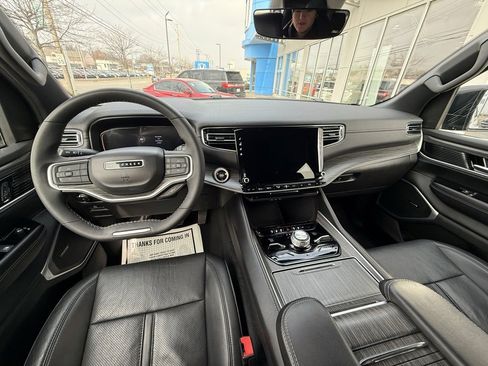 Used 2023 Jeep Wagoneer Series III w/ Preferred Equipment Group image 18