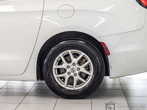 Used 2021 Chrysler Pacifica Touring-L FWD image 8