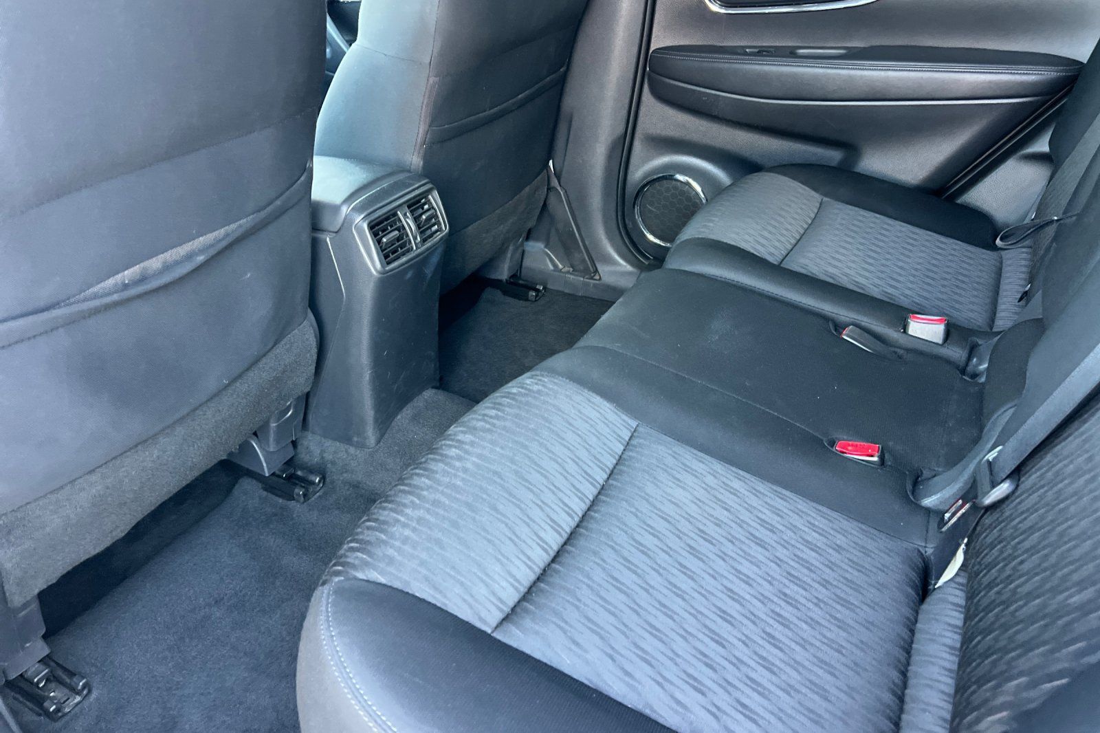 Used 2017 Nissan Rogue SV FWD image 12
