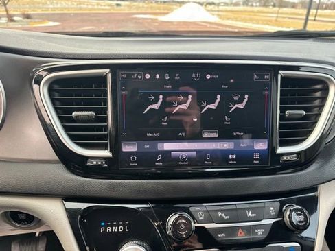 Used 2024 Chrysler Pacifica Touring-L image 11