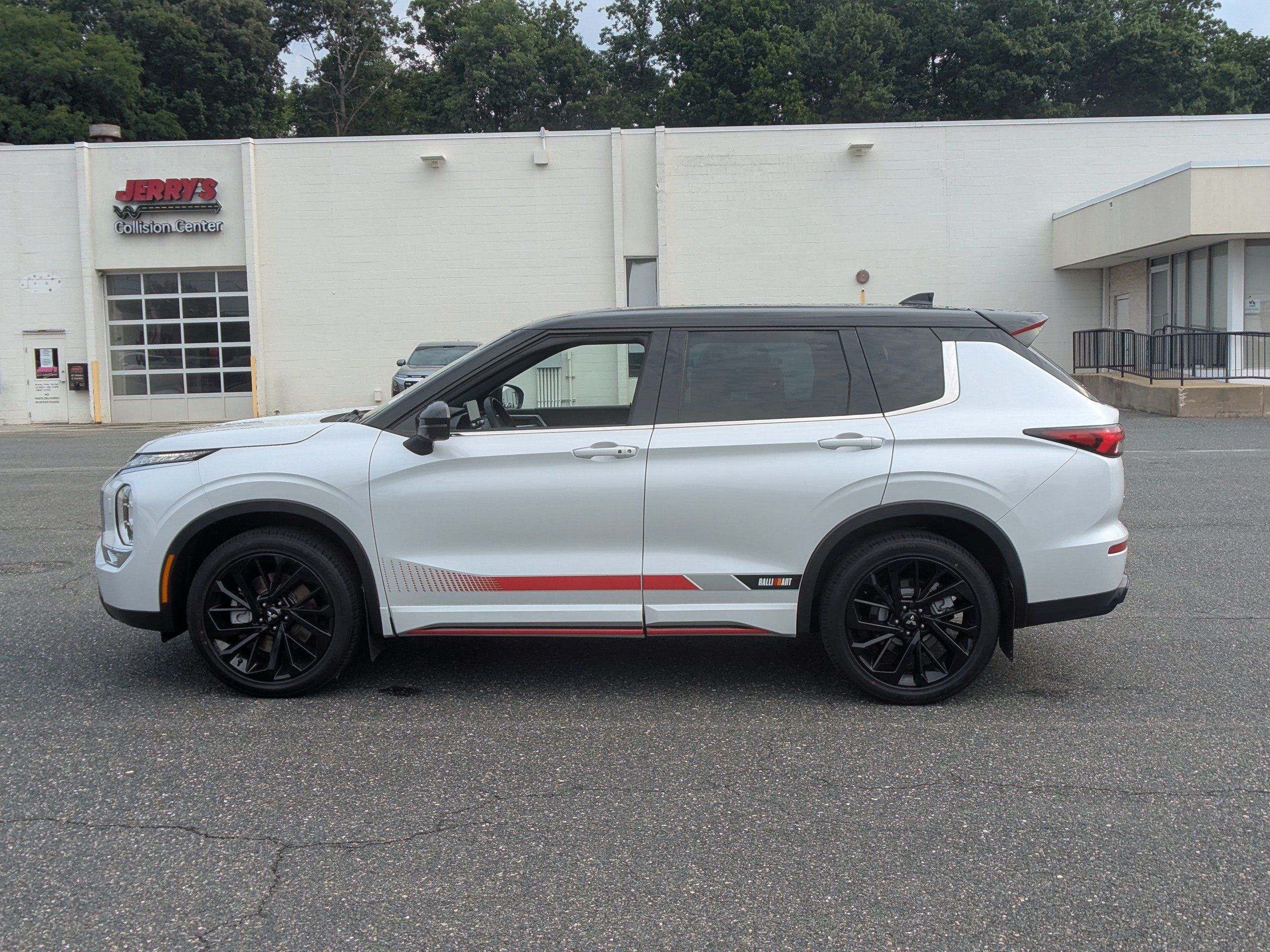Used 2023 Mitsubishi Outlander SE AWD/4WD image 5