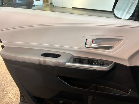 Used 2025 Toyota Sienna XLE FWD image 15