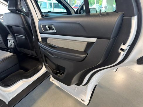 Used 2017 Ford Explorer XLT w/ Equipment Group 202A AWD/4WD image 26
