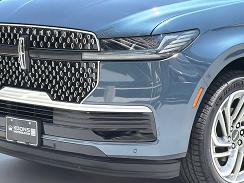 New 2027 Lincoln Navigator Reserve AWD/4WD image 2