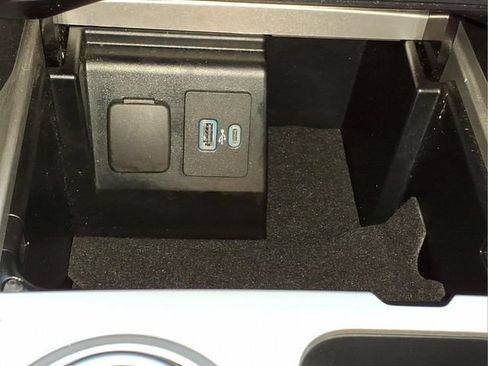 Used 2021 Ford Explorer XLT AWD/4WD image 18