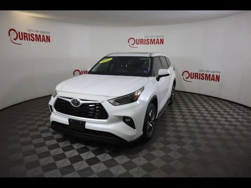 Used 2023 Toyota Highlander XLE FWD image 2